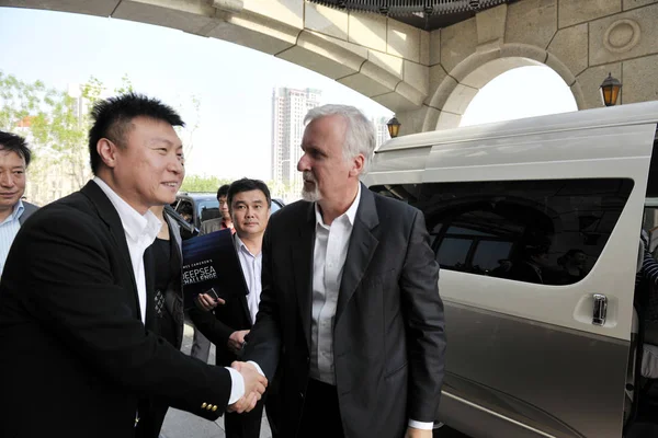 Réalisateur Producteur Canadien James Cameron Droite Serre Main Chinois Non — Photo