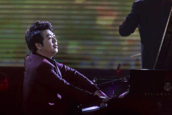 Китайський Піаніст Lang Lang Виконує Під Час 2013 Різдвяний Концерт — стокове фото