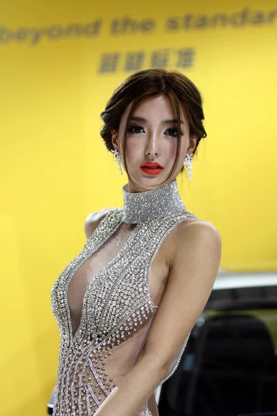 Čínský Model Yingzhi Sexy Šatech Představuje Bmw Acs7 Během Peking — Stock fotografie