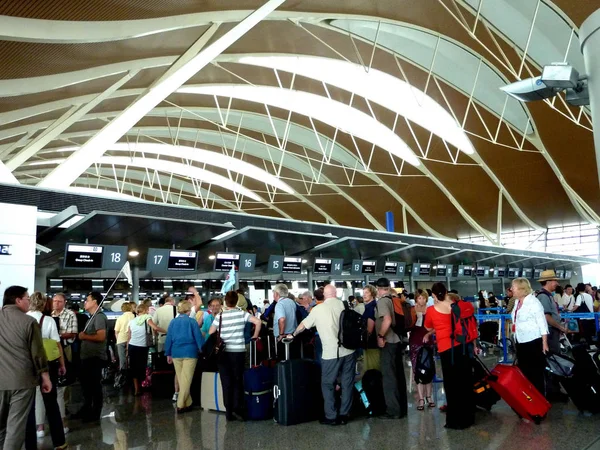 Passagerarna Kan Checka Pudong International Airport Shanghai Kina December 2010 — Stockfoto