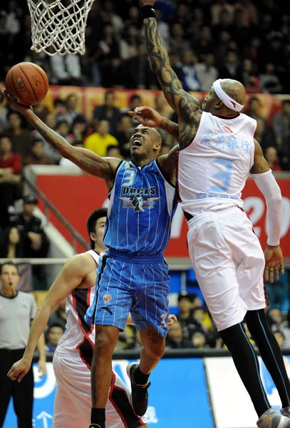 Stephon Marbury Beijing Ducks Center Challenges James Singleton Guangdong Tigers — Stock Photo, Image