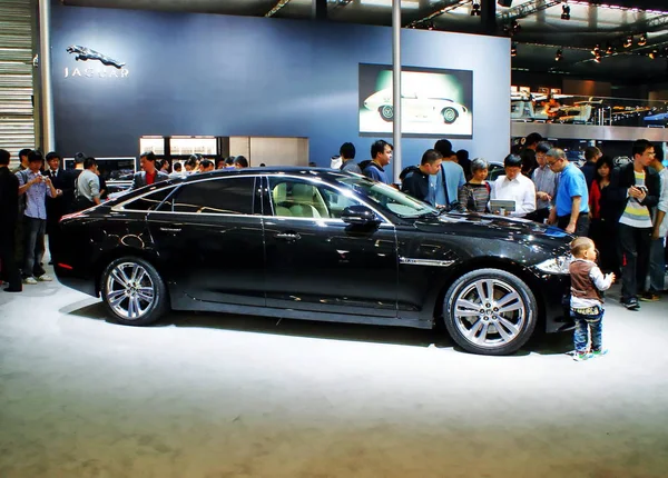 Des Visiteurs Sont Vus Sur Stand Jaguar Lors Salon Automobile — Photo
