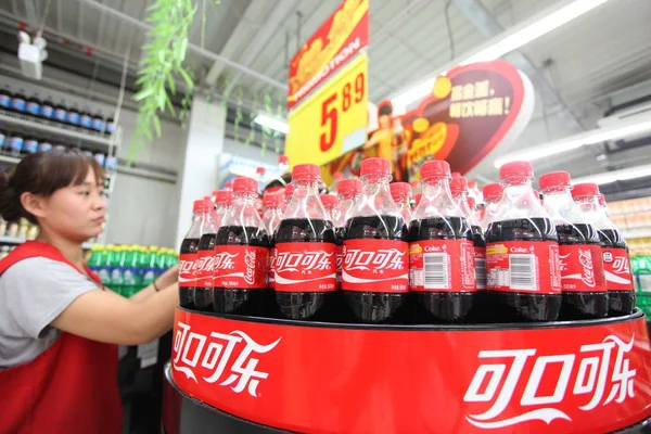 Bestand Een Chinees Personeel Zet Flessen Cola Plank Een Supermarkt — Stockfoto