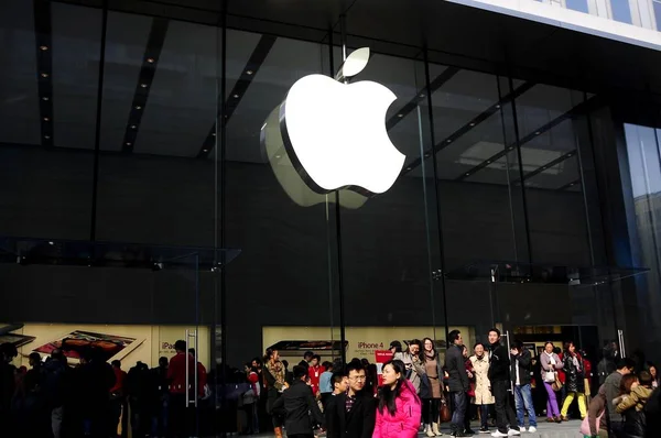 Turistas Passam Pela Apple Store Rua Comercial Nanjing Road Xangai — Fotografia de Stock