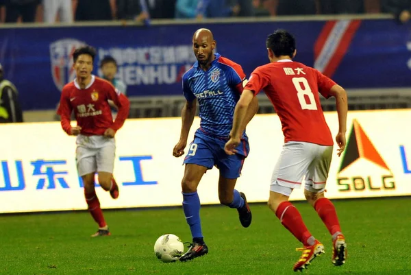 Striker Prancis Nicolas Anelka Dari Shanghai Shenhuas Mengendalikan Bola Pada — Stok Foto