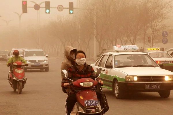 Autos Und Maskierte Radfahrer Auf Der Straße Einem Sandsturm Turpan — Stockfoto