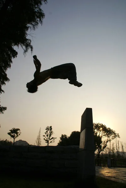 Giovane Cinese Pratica Parkour Centro Sportivo Estremo Nella Città Wuhan — Foto Stock