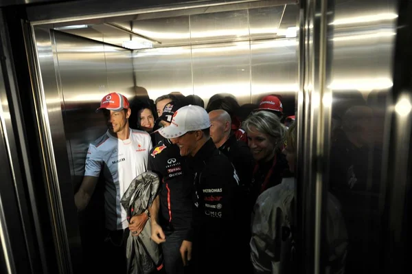 Pilota Britannico Jenson Button Del Team Mclaren Preme Pulsante Ascensore — Foto Stock