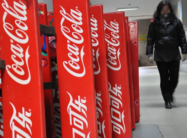 Een Vrouw Loopt Langs Advertenties Voor Coca Cola Qingdao Stad — Stockfoto