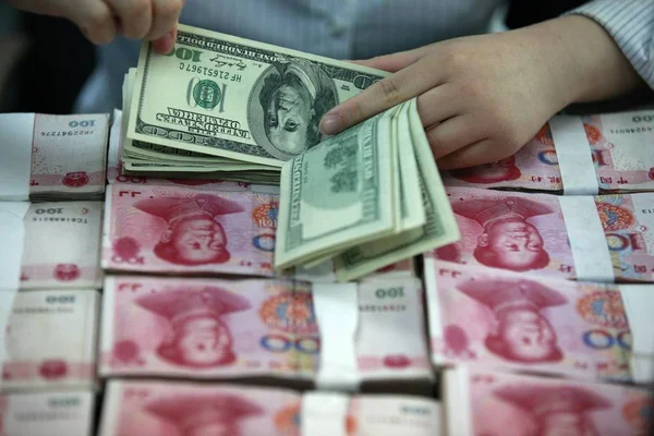 Ein Chinesischer Angestellter Zählt Uns Dollar Und Rmb Renminbi Yuan — Stockfoto