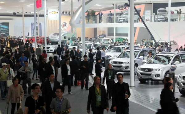 Толпы Посетителей Смотрят Автомобили Время Пекинской Международной Автомобильной Выставки Известной — стоковое фото
