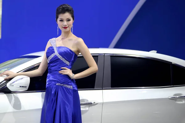 Ein Modell Posiert Mit Einem Auto Während Der Internationalen Automobilausstellung — Stockfoto