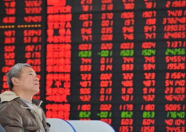 Een Chinese Investeerder Kijkt Aandelenkoersen Rood Voor Prijs Rising Een — Stockfoto