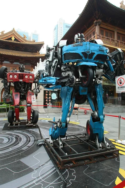 2012年4月18日 中国上海一家购物中心附近由再生钢铁零件制成的变压器视图 — 图库照片