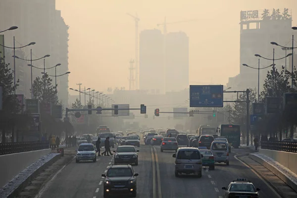 Automóviles Viajan Por Carretera Smog Ciudad Jilin Provincia Chinas Jilin —  Fotos de Stock