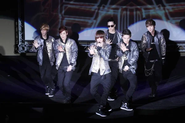 Miembros Del Grupo Chicos Surcoreanos Teen Top Actúan Durante Crazy —  Fotos de Stock