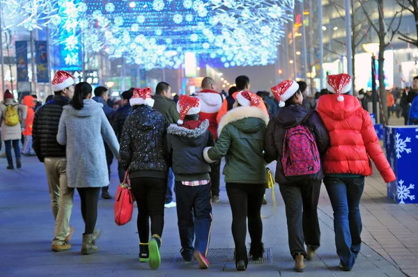 Junge Leute Mit Weihnachtsmützen Spazieren Durch Die Einkaufsstraße Von Wangfujing — Stockfoto