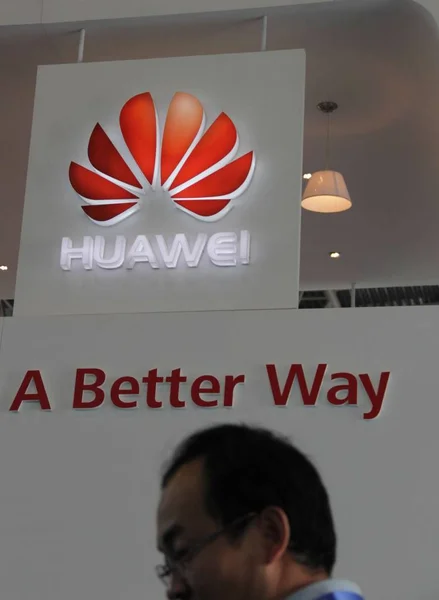 Visiteur Passe Devant Stand Huawei Lors Une Exposition Pékin Chine — Photo