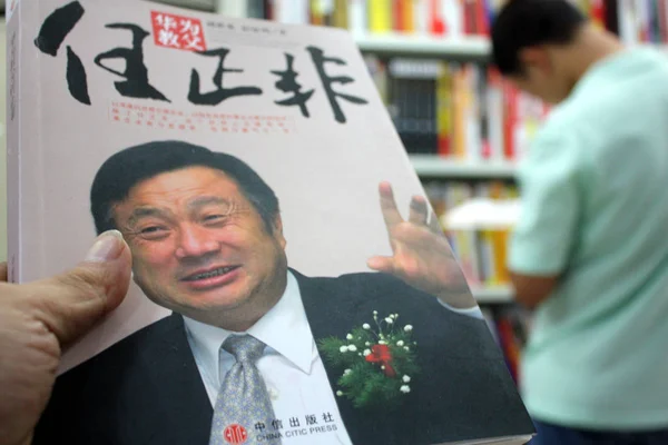 Cliente Compra Una Copia Una Biografía Del Presidente Huawei Ren —  Fotos de Stock