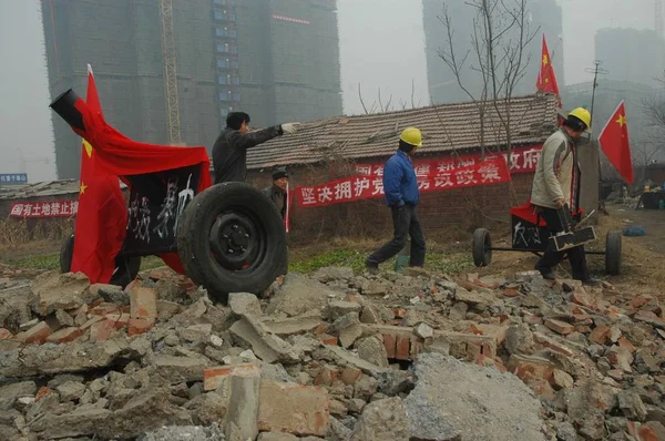 Lucrătorii Din Construcții Trec Lângă Tunurile Casă Pentru Rezista Demolării — Fotografie, imagine de stoc