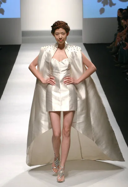 Modelo Presenta Una Creación Colección Otoño Invierno Lebo Couture Durante —  Fotos de Stock