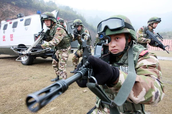 Policiais Paramilitares Chineses Participam Exercício Antiterrorista Província Chinas Zhejiang Fevereiro — Fotografia de Stock