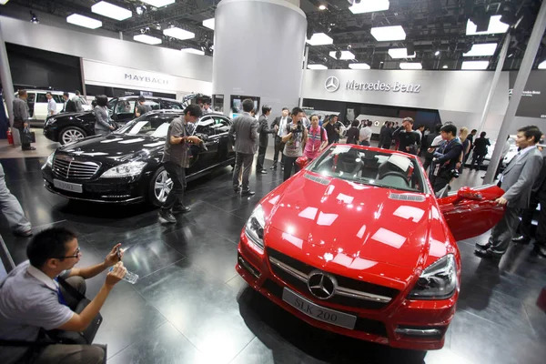 Návštěvníci Podívat Slk 200 Dalších Vozů Mercedes Benz Čína Guangzhou — Stock fotografie