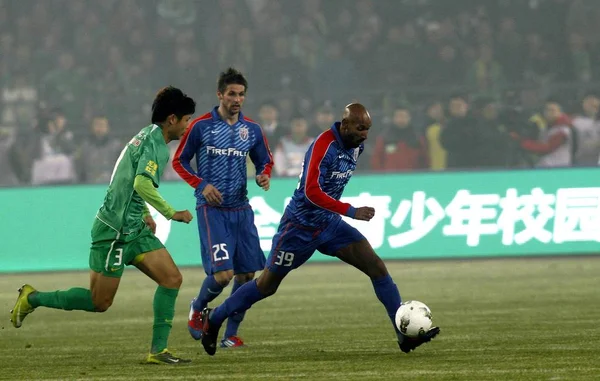 Shanghai Shenhuas Attaccante Francese Nicolas Anelka Controlla Palla Durante Secondo — Foto Stock