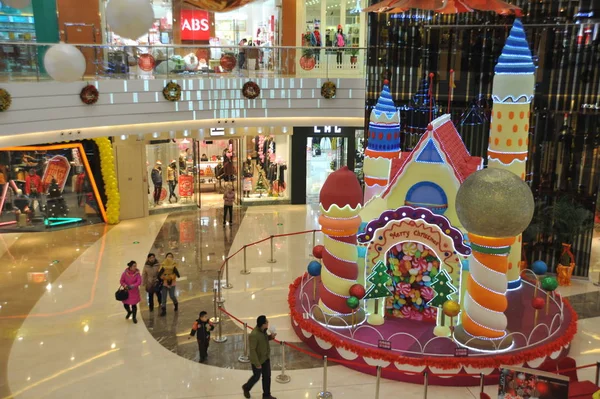 Clientes Olham Para Uma Decoração Castelo Para Celebrar Natal Shopping — Fotografia de Stock