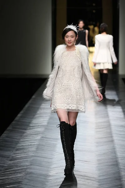モデル提示繭秋 2012年コレクション中国ファッション ウィーク中に北京 2012 日から作成 — ストック写真