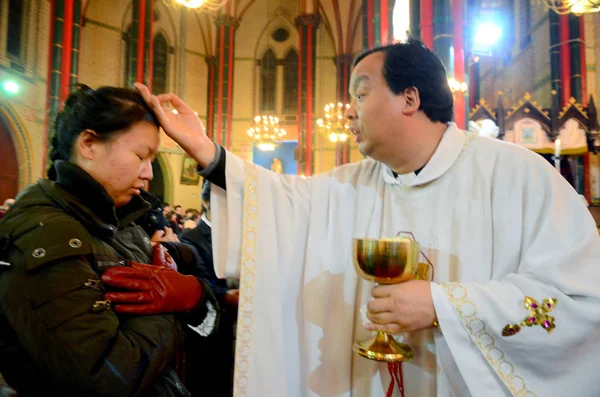Egy Apa Megáldja Kínai Katolikus Alatt Szenteste Mass Serivce Xishiku — Stock Fotó