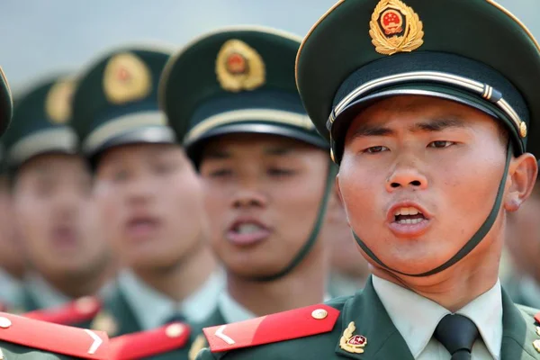 Neue Rekruten Der Bewaffneten Polizei Des Chinesischen Volkes Schreien Während — Stockfoto