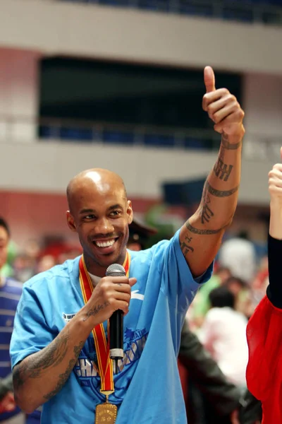 File Stephon Marbury Los Patos Beijing Muestra Pulgar Hacia Arriba — Foto de Stock