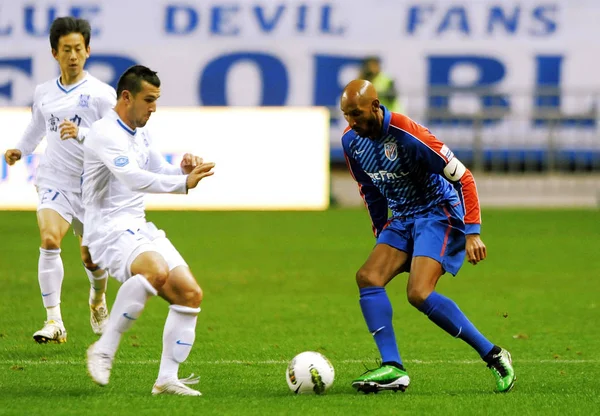 Nicolas Anelka Von Shanghai Shenhua Rechts Fordert Rafael Coelho Luiz — Stockfoto