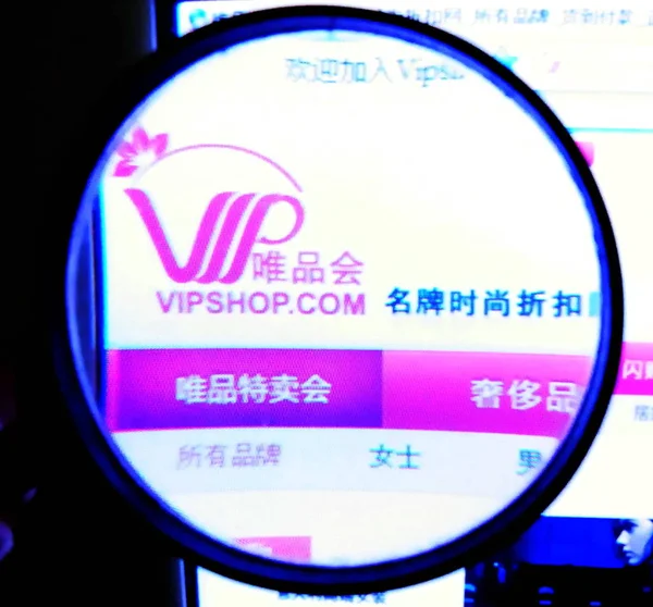 Netizen Böngészi Vipshop Com Egy Kínai Online Diszkont Kiskereskedő Sanghajban — Stock Fotó