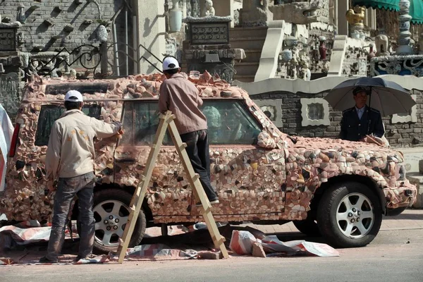 Pracovníci Zdobí Land Rover Auto Drahými Čínskými Památkami Tchien Ťin — Stock fotografie