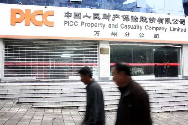 Los Peatones Pasan Por Una Sucursal Picc Property Casualty Ltd — Foto de Stock