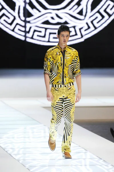 Modell Bemutatja Teremtés Versace Őszi Téli Kollekció 2012 Során Kína — Stock Fotó
