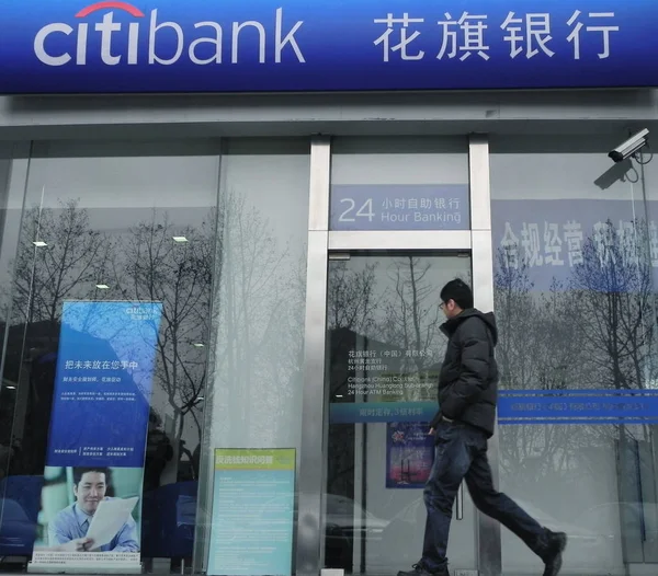 Een Voetganger Wandelingen Verleden Een Tak Van Citibank Hangzhou Oosten — Stockfoto