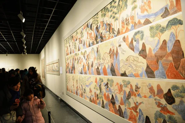 Pengunjung Melihat Replika Fresko Mogao Grottoes Selama Pameran Seni Dunhuang — Stok Foto