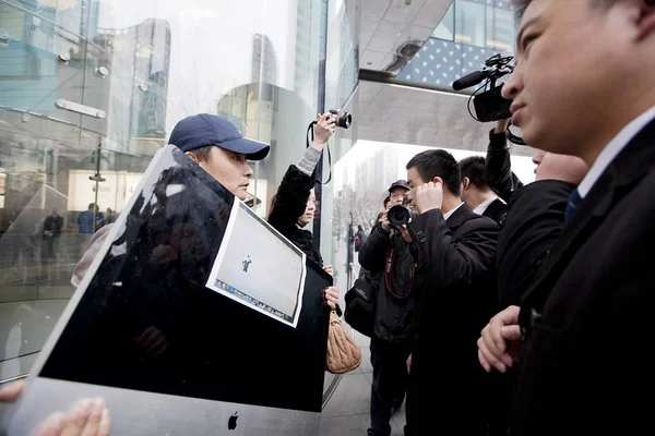 Bărbat Protestează Imac Său Afara Magazinului Apple Din Hong Kong — Fotografie, imagine de stoc