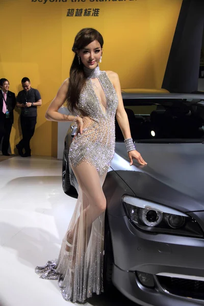 2012年4月24日 在中国北京举行的第十二届北京国际汽车展览会 称为2012年中国汽车 中国模特李英志身着性感的钻石造型 — 图库照片