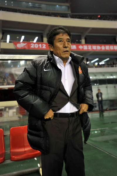 2012年3月30日 广州恒大主教练李正秀在中国上海与上海申花的 2012年 超级联赛第四轮足球比赛中看着他的球员 — 图库照片