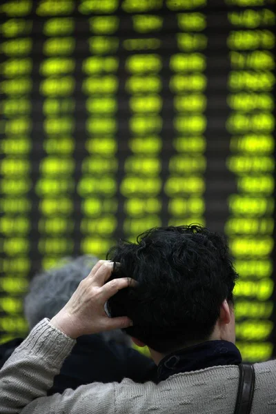 Chinese Investors Look Prices Shares Green Price Falling Stock Brokerage — Stock Photo, Image
