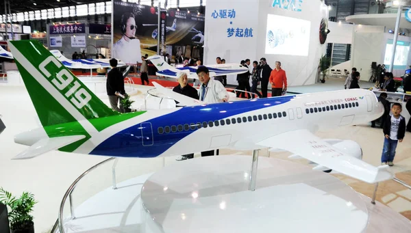 Odwiedzający Spojrzeć Samoloty Modelu C919 Arj21 Stoisku Comac Commercial Aircraft — Zdjęcie stockowe