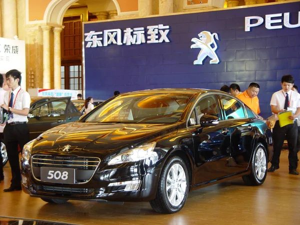 Visitantes São Vistos Estande Dongfeng Peugeot Durante Uma Exposição Automóveis — Fotografia de Stock