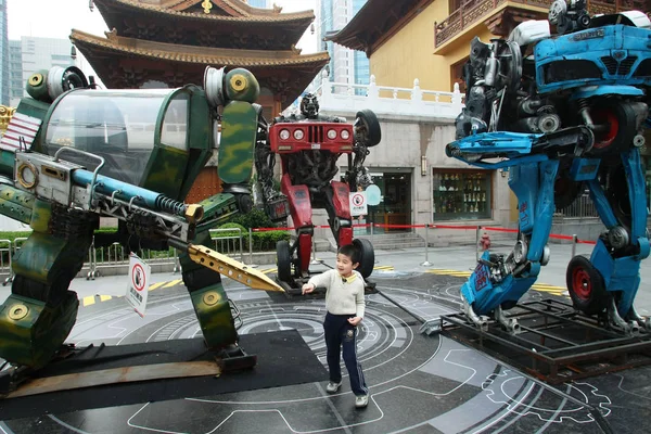 2012年4月18日 中国上海一家购物中心附近 一个小孩用回收的钢铁零件制成的变压器摆姿势 — 图库照片