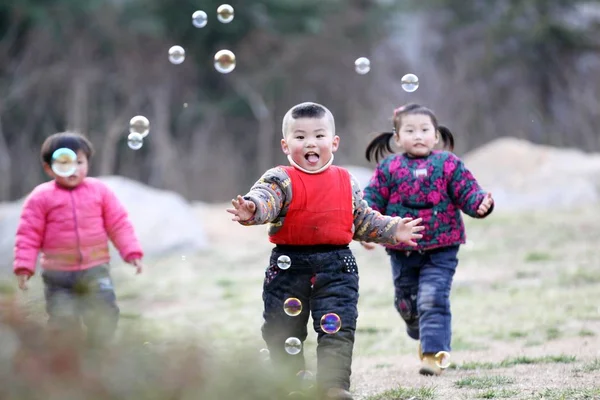 Children Run Catch Soap Bubbles Park Huaibei East Chinas Anhui — Stock Photo, Image