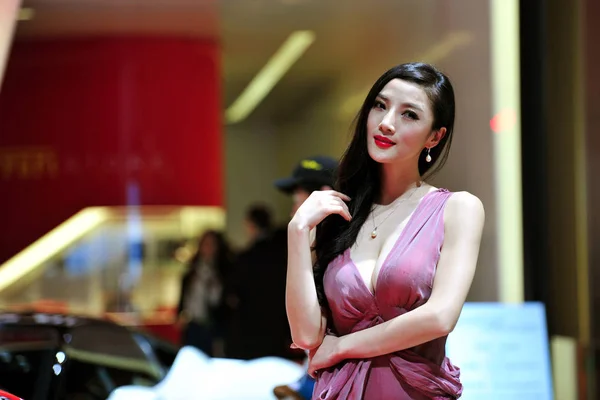 Model Ubrany Seksowną Sukienkę Stwarza Podczas Pekin International Automotive Exhibition — Zdjęcie stockowe