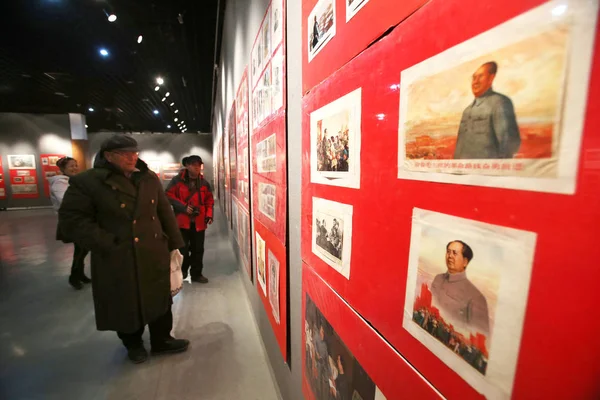 Les Visiteurs Regardent Des Peintures Des Dessins Mao Zedong Lors — Photo